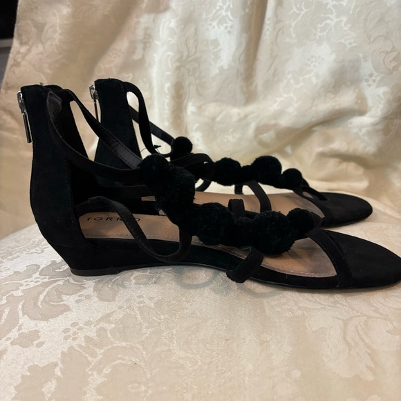 NWT Torrid Black Gladiator Sandals w/Pom Poms, Size 8.5 Wide - Picture 5 of 12